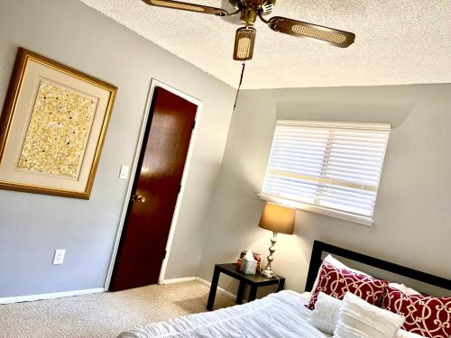 Hidden Gem Retreat in the Heart of Paysonにあるベッド