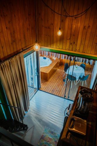 Χώρος καθιστικού στο Casa Container - Pousada Container da Montanha VERDE Banheira