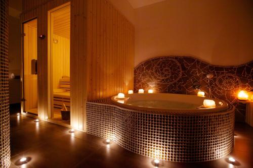 ein Bad mit einer Badewanne mit Kerzen in der Unterkunft Wellness Penzion U Muzea in Liberec