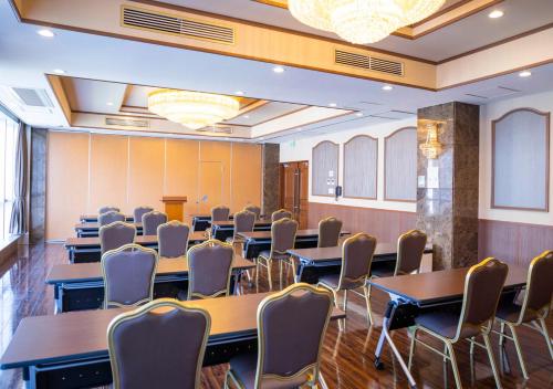 a conference room with tables and chairs in it at Hotel New Palace in Shingu