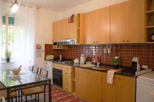 Köök või kööginurk majutusasutuses Casa del Tempo, apt+giardino CITRA 010054-LT-0417