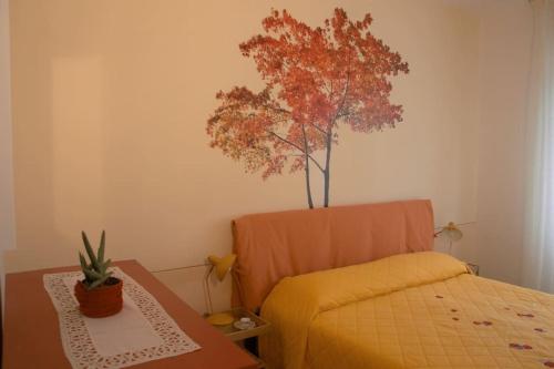 เตียงในห้องที่ Casa del Tempo, apt+giardino CITRA 010054-LT-0417