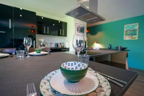 uma mesa com uma taça e copos de vinho em Le Poisson Vert apartment 6 people 200m from the beach of Sevrier! em Sévrier