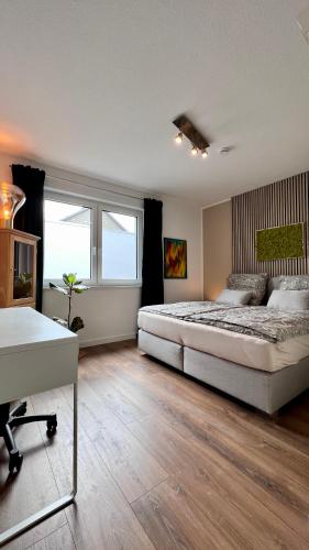 奧爾登堡的住宿－Ferienhaus Oldenburg，一间卧室配有一张大床和一张书桌