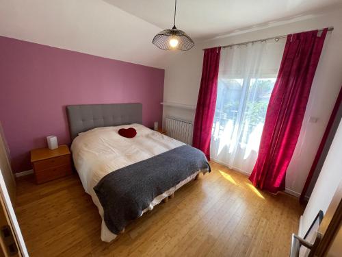 um quarto com uma cama, cortinas vermelhas e uma janela em Maison Hotel proche Paris et Orly em Athis-Mons