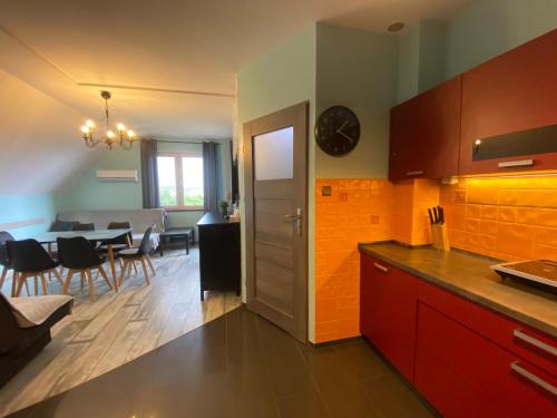 cocina y comedor con mesa de comedor en APARTAMENT FAMILIJNY KRYNICA MORSKA - 10 osób 2 poziomy 2 łazienki kuchnia, en Krynica Morska