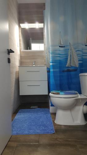 uma casa de banho com um WC e um lavatório em Garsoniera Ady em Mangalia