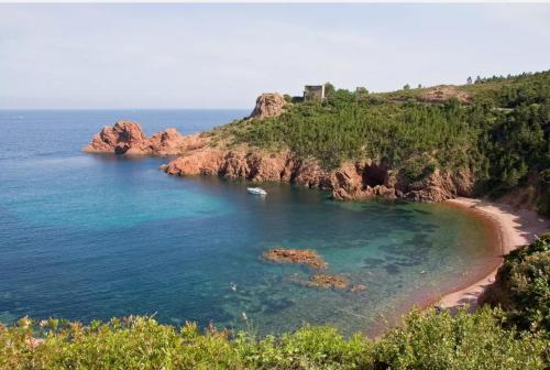 Bel appartement T2 dans résidence à Saint-Raphaël Valescure à 10 minutes de la mer