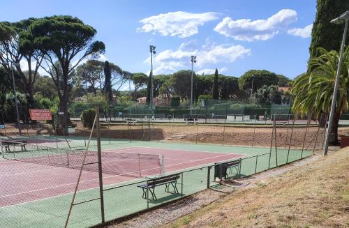 una pista de tenis con 2 pistas de tenis en Bel appartement T2 dans résidence à Saint-Raphaël Valescure à 10 minutes de la mer, en Saint-Raphaël