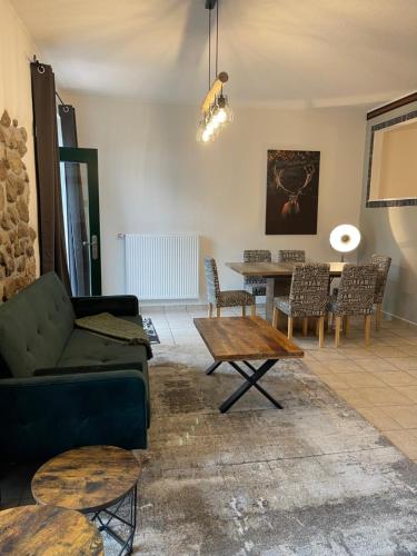 uma sala de estar com um sofá e uma mesa em Mitten in der Natur : Ferienwohnung mit 3 Schlafzimmern, neu eingerichtet em Neu Gaarz