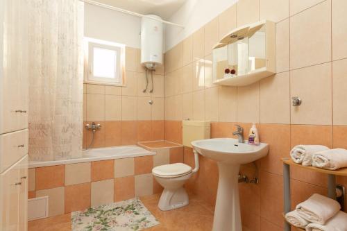 Green terrace apartment photo 3