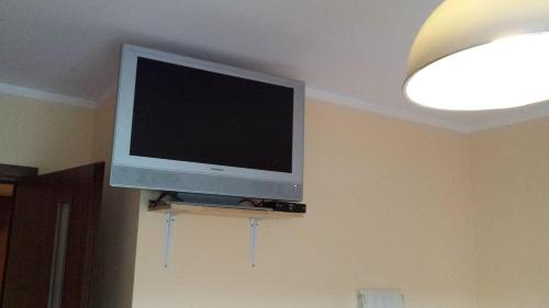 a flat screen tv hanging on a wall at Pokoje w Uzdrowisku in Przerzeczyn-Zdrój