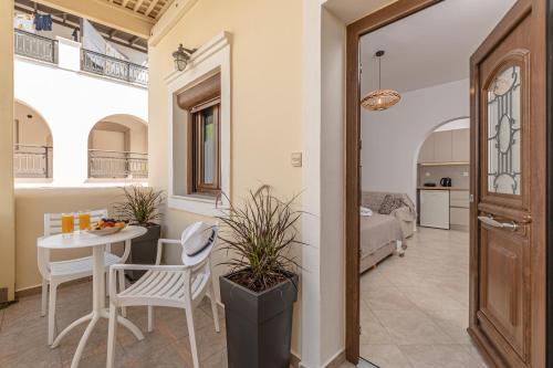 una cucina e una sala da pranzo con tavolo e sedie di Sweet Harmony a Naxos Chora