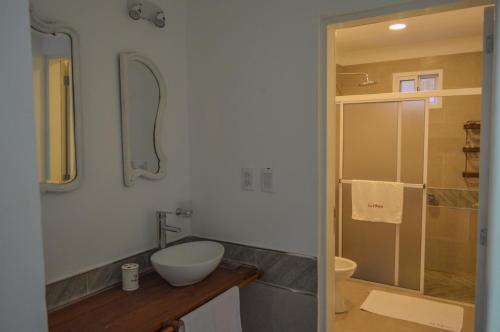 a bathroom with a sink and a glass shower at Excelente casa en Concepción del Uruguay LA CHINA in Concepción del Uruguay