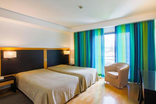 Een bed of bedden in een kamer bij Antillia Hotel