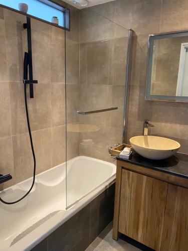 łazienka z wanną, umywalką i prysznicem w obiekcie appartement Nice ,terrasse ,mer w Nicei