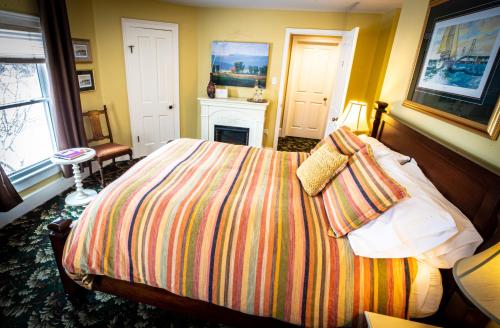 Ένα ή περισσότερα κρεβάτια σε δωμάτιο στο Twin Oaks Inn