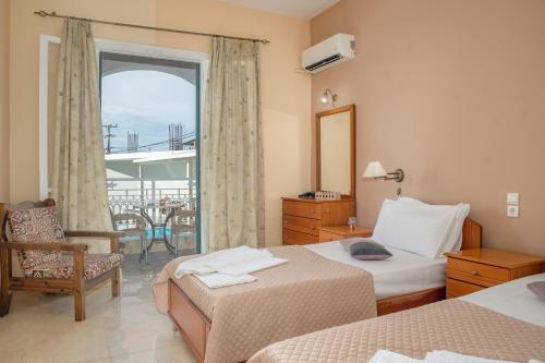 Habitación de hotel con 2 camas y balcón en Villa Krina, en Argassi