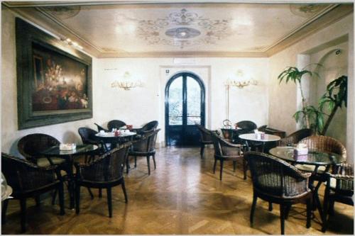 um restaurante com mesas e cadeiras em uma sala em Hotel Aventino em Roma