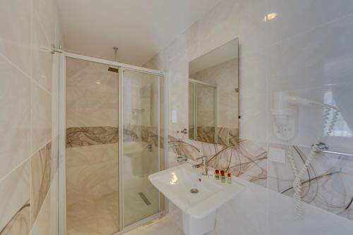 Koupelna v ubytování Marcan Beach Hotel ADULT ONLY
