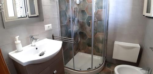 ラ・カレッタにあるPhiniscollis B&Bのバスルーム(シャワー、洗面台、トイレ付)