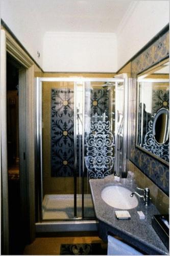 y baño con ducha, lavamanos y ducha. en Hotel Aventino, en Roma