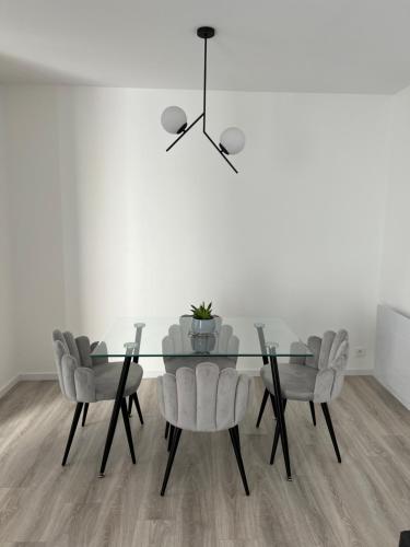 une salle à manger avec une table et des chaises en verre dans l'établissement Un havre de paix en plein coeur de ville près Chu, à Clermont-Ferrand