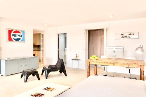 a living room with a desk and a chair at Lisbon Swimming pool apartment with private parking in Lisbon