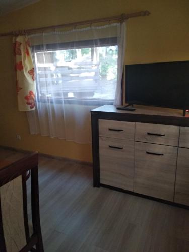 a room with a dresser and a window with a dresser at Oleandria-,, Domek Jagódka "nr 28 in Biskupiec