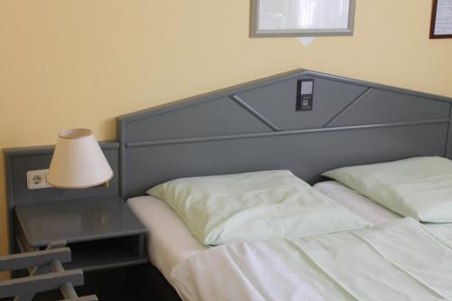 Ein Bett oder Betten in einem Zimmer der Unterkunft Ammerscher Bahnhof