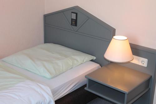Säng eller sängar i ett rum på Ammerscher Bahnhof