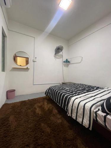 a white room with a bed and a mirror at Apartment Ladang Tok Pelam Sea View ,Berdekatan Pantai Batu Burok,KTCC,Hospital,Drawbridge by Homestay Seri Terengganu in Kuala Terengganu