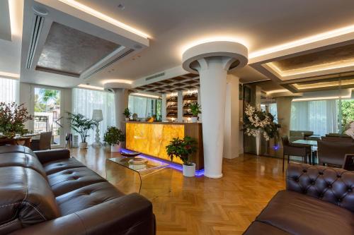 a living room with a leather couch and a table at Luxury B&B Villetta Carra City - Gallipoli in Gallipoli