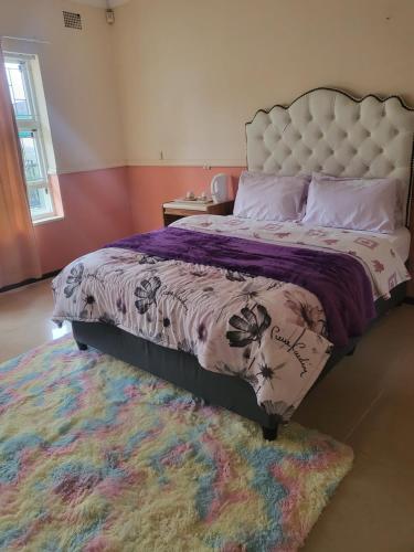 En eller flere senge i et værelse på Mestil Guesthouse