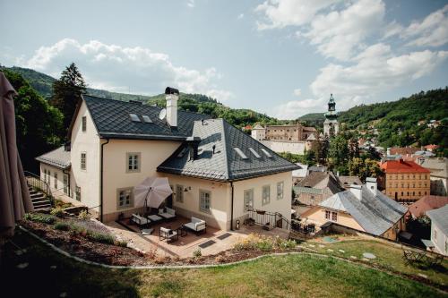 eine Luftansicht eines Hauses in einer Stadt in der Unterkunft Hotel Glaus in Banská Štiavnica