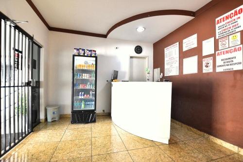 a fast food restaurant with a counter and a refrigerator at Hotel Tapajós in Cuiabá