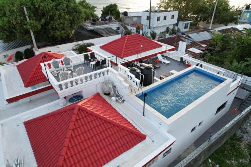 eine Luftansicht eines Hauses mit Pool in der Unterkunft Villa Colonial suite n 3 familiar in Río San Juan