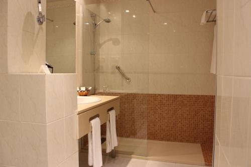 ein Bad mit einem Waschbecken und einer Dusche in der Unterkunft Ejido Hotel in El Ejido