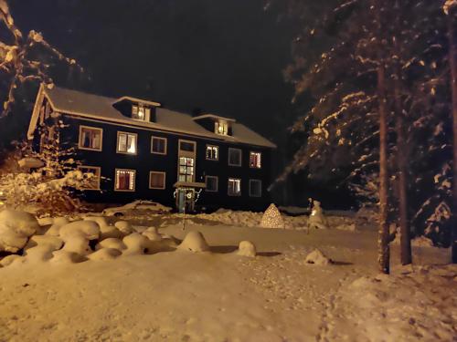 una casa con un mucchio di neve davanti di Villa Karllösa Bed and Breakfast a Målilla