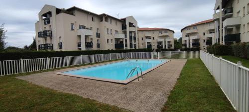 The swimming pool at or close to Superbe appartement dans résidence avec piscine et parking privé