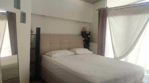 Ένα ή περισσότερα κρεβάτια σε δωμάτιο στο Ηλιόλουστη σοφίτα Scandinavian αισθητικής.