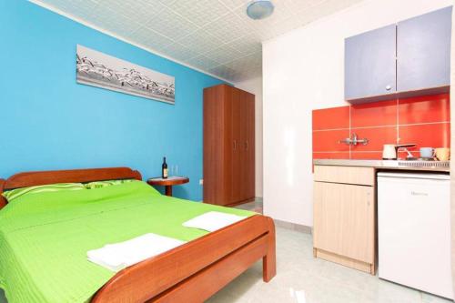 Kuchyň nebo kuchyňský kout v ubytování Studio apartmani Rafailovici