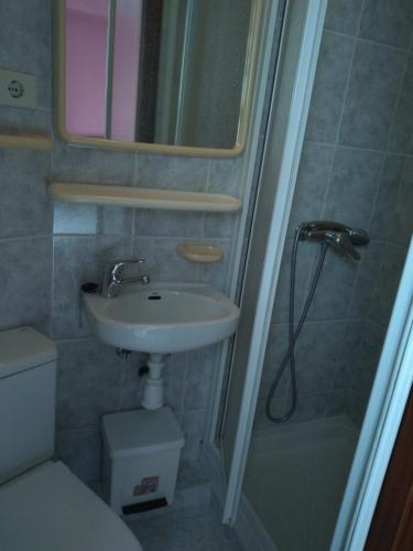 Pension Bajamar في Ladrido: حمام مع حوض ودش ومرحاض