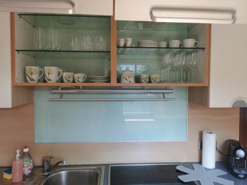 una cocina con armarios verdes y fregadero en Apartments in der Nähe von Red Bull Ring en Proleb