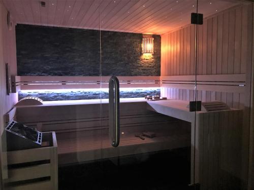 ein Badezimmer mit einer Badewanne und einem Waschbecken in der Unterkunft Gite de la Prée SPA luxe proche Giverny et bord de l'Eure in Ménilles