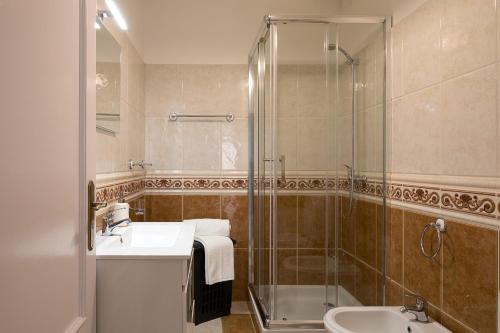 y baño con ducha, lavabo y aseo. en UP THE HILL, Conforto e bem estar, en Ponta do Sol