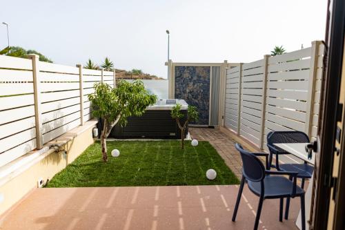 a balcony with a small yard with a table and chairs at Ammare rooms in Agrigento