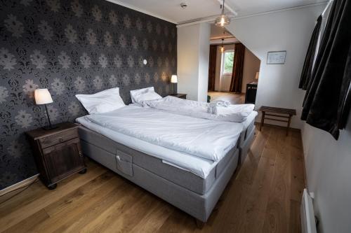 Postel nebo postele na pokoji v ubytování Dragsvik Fjordhotel