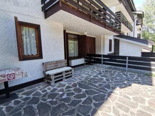 Το κτήριο όπου στεγάζεται  το διαμέρισμα