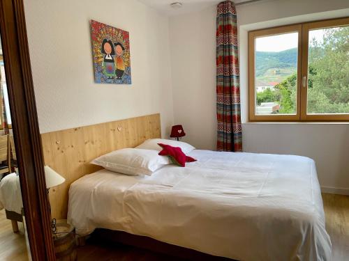 Tempat tidur dalam kamar di Alsacebnb - Gîte 12 personnes dans le vignoble - Piscine privée & Spa